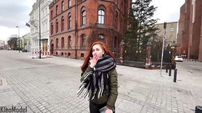 Viešas paėmimas: graži mergina dulkinama už iPhone ir gauna spermos į putę. CleoModel